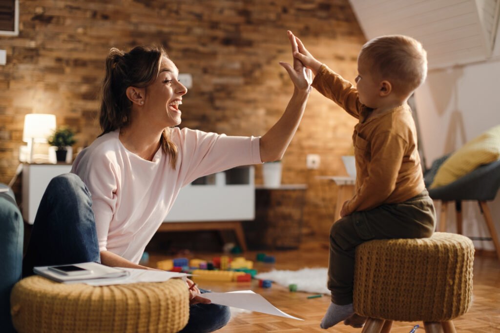 Mère et enfant qui se tapent dans la main