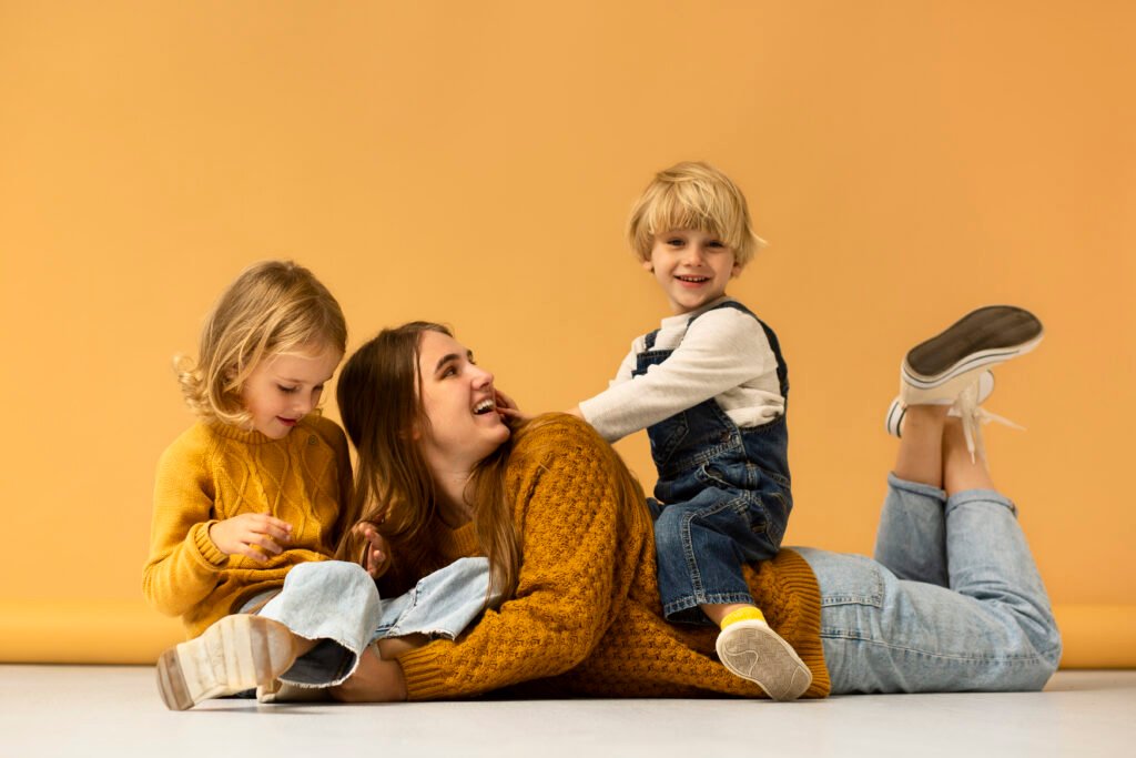 Mère qui joue avec ses deux enfants