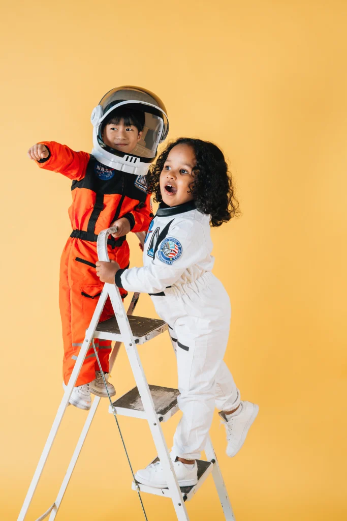 Deux enfants déguisés en astronautes